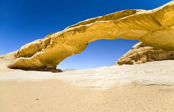 Ponte rochosa no deserto de Wadi Rum — Fotografia de Stock