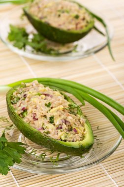 avokado ve ton balıklı salata