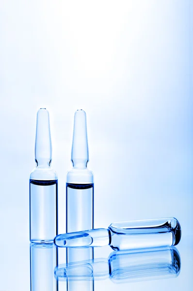 Trzy ampułki medyczne — Zdjęcie stockowe