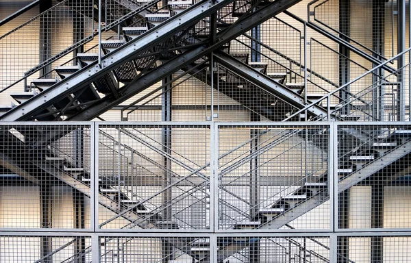 Escadas de metal — Fotografia de Stock