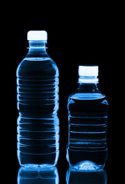 iki plastik şişe su