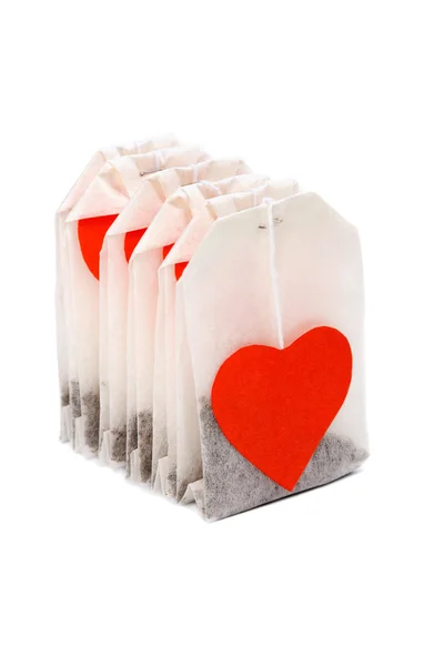 Çay torba ile kalp şeklindeki kırmızı Etiketler — Stok fotoğraf