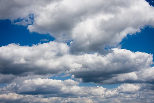Nubes en un cielo azul —  Fotos de Stock