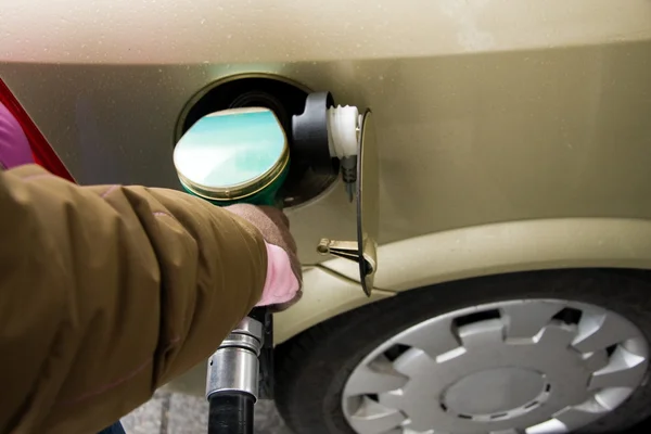 Opvullen van benzine naar auto — Stockfoto