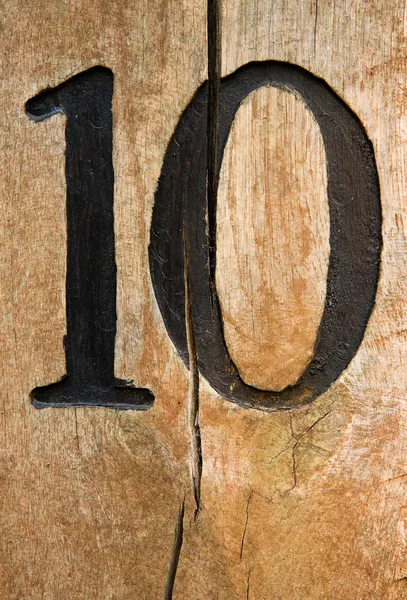 Nummer tien op gebarsten hout — Stockfoto