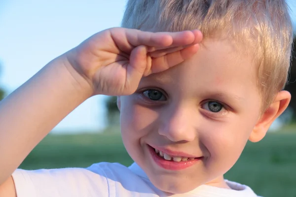 Tre år gammal pojke gest — Stockfoto