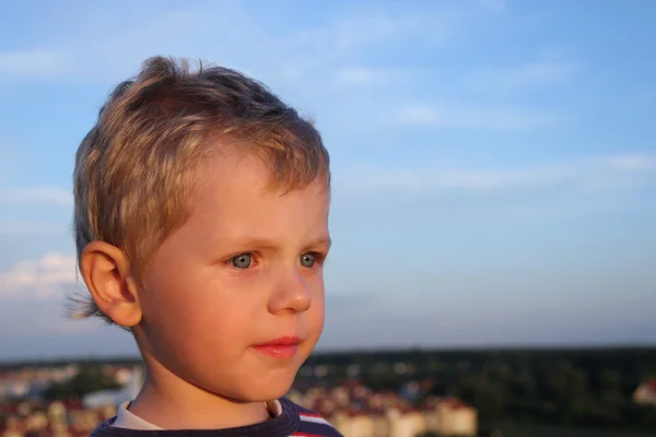 Трирічний хлопчик над блакитним небом — стокове фото