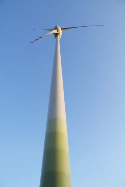Uma única turbina eólica. Energia alternativa — Fotografia de Stock
