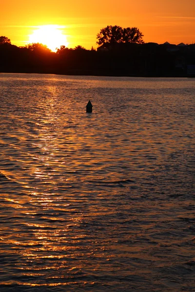 Bóia no lago ao pôr-do-sol — Fotografia de Stock