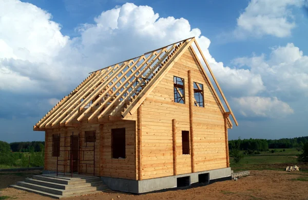 Нові дерев'яного будинку — стокове фото