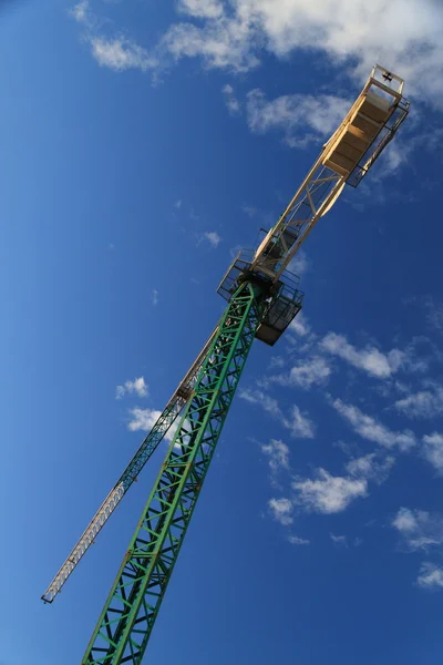 Grue de construction contre ciel bleu — Photo