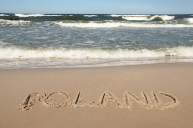 Polonya - ülke adı kumsalda çekilmiş