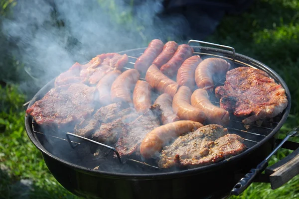 Viande sur un barbecue — Photo