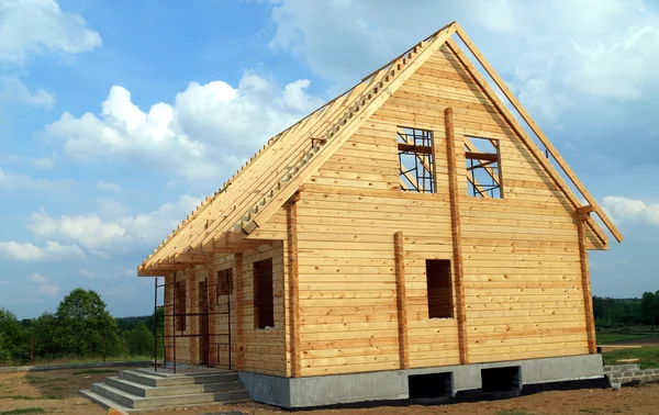 Nieuwe houten huis — Stockfoto