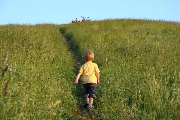 Dreijähriger Junge rennt — Stockfoto