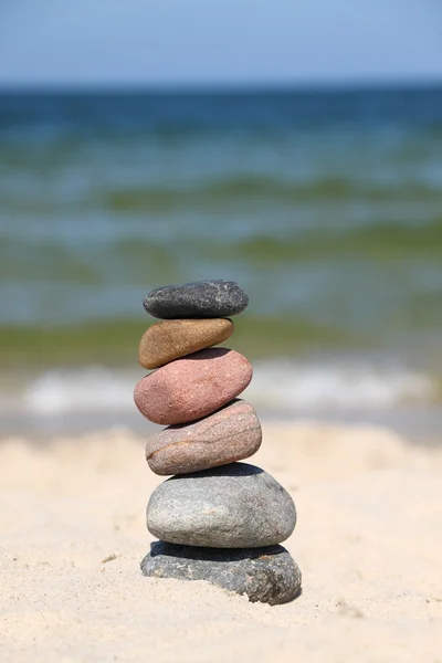 Differently colored pebbles, stacked — Stock Photo, Image