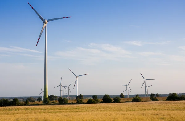 Rüzgar türbinleri alternatif enerji — Stok fotoğraf