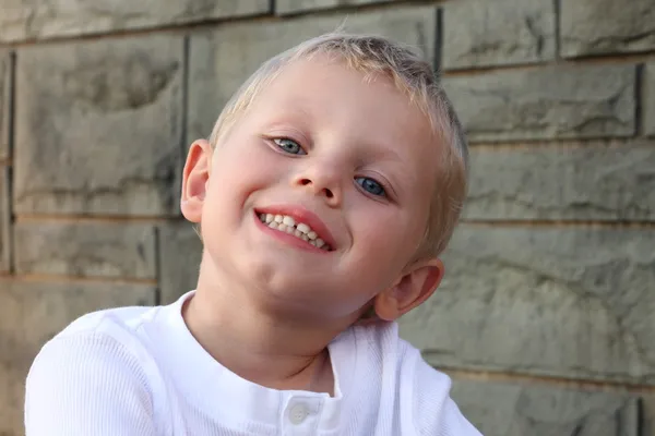 Glad tre år gammal pojke — Stockfoto