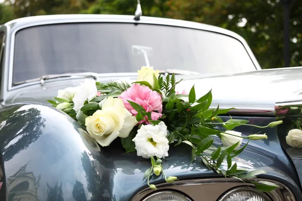 Voiture de mariage décorée de fleurs — Photo