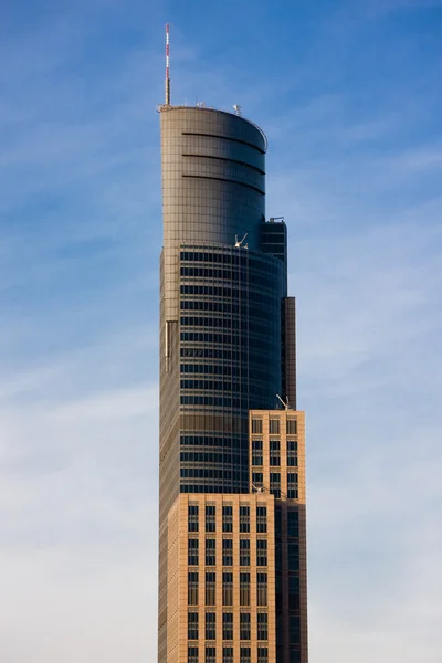 Ουρανοξύστης πάνω από το γαλάζιο του ουρανού — Φωτογραφία Αρχείου