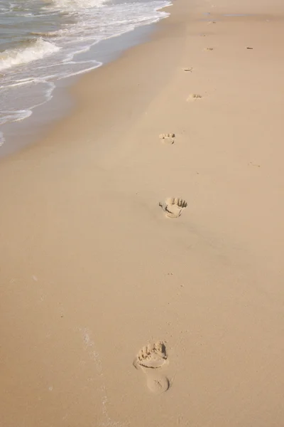 Footrpints op strand — Stockfoto