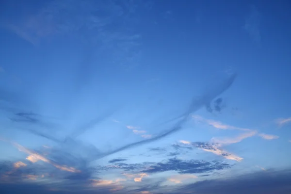 Mavi gökyüzü ile biraz kabarık bulutlar — Stok fotoğraf