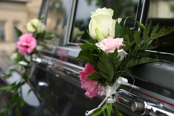 Çiçeklerle süslenmiş düğün arabası. — Stok fotoğraf
