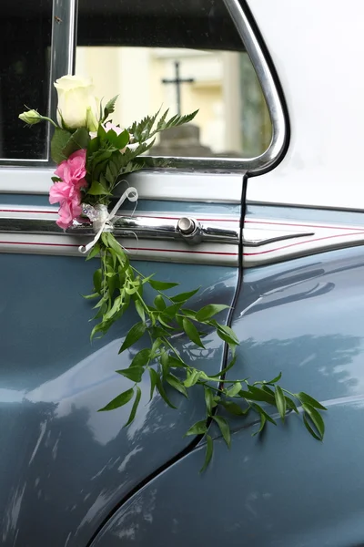 Bröllopsbil dekorerad med blommor — Stockfoto