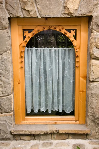 Fenêtre traditionnelle en bois — Photo