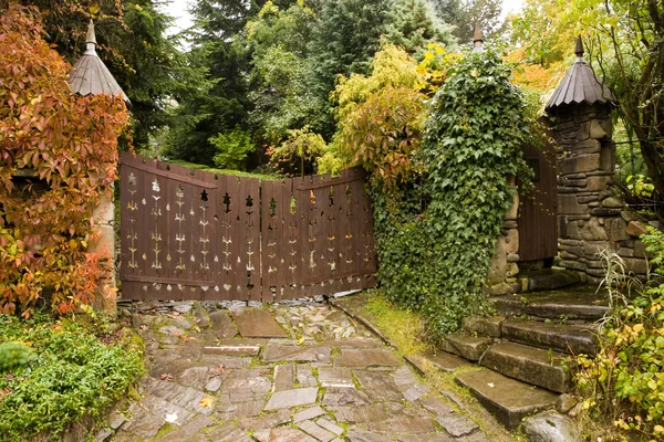 A ház fából készült retro stílusú kapu — Stock Fotó