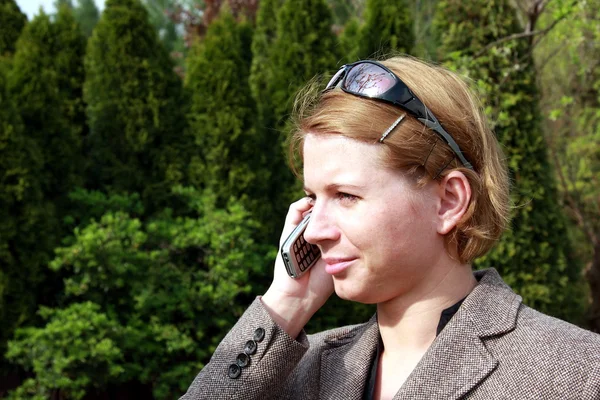 Женщина маячит на телефонный звонок — стоковое фото
