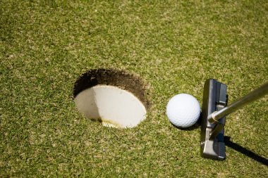 Putting golfbal naar een gat