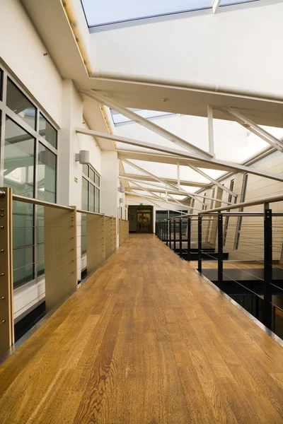 Couloir vide dans un immeuble de bureaux moderne — Photo