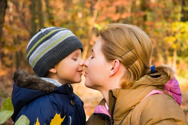 Mutter küsst ihren 3-jährigen Sohn — Stockfoto