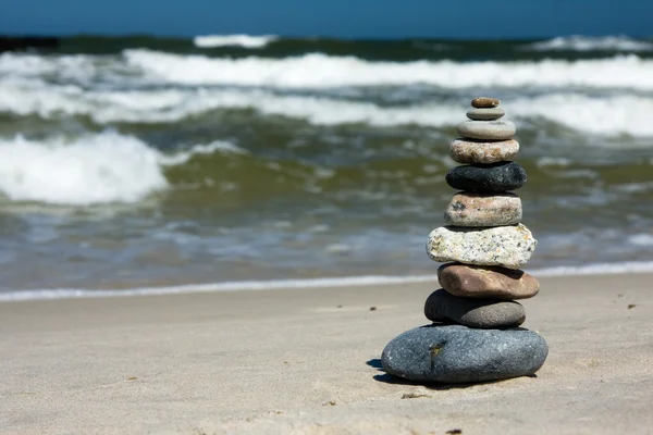 Dez seixos empilhados na praia — Fotografia de Stock