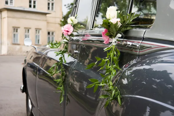 Old wedding car and flowers — Stock Photo, Image