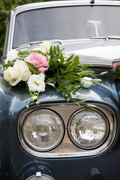 Auto nuziale e fiori — Foto Stock