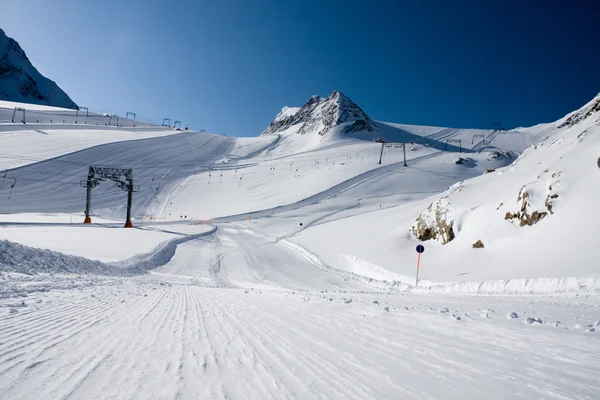 在阿尔卑斯山滑雪坡 — 图库照片