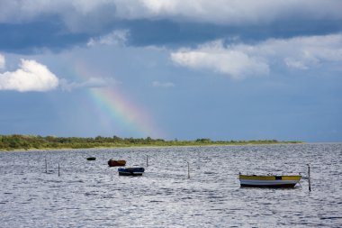 Gökkuşağının üstünde deniz ve deniz araçları