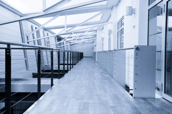 Korridor i kontorsbyggnad — Stockfoto