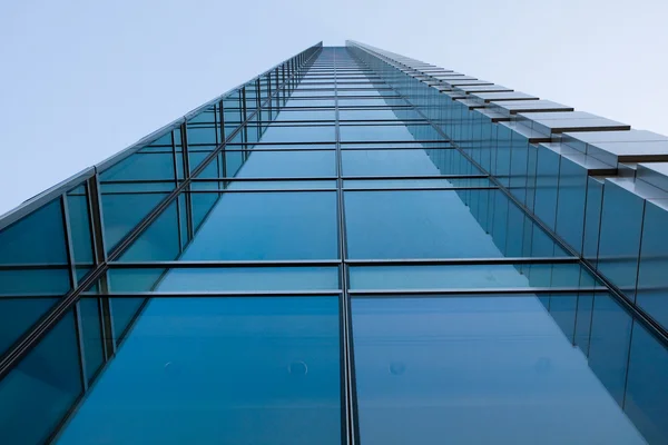 Высотное синее офисное здание — стоковое фото