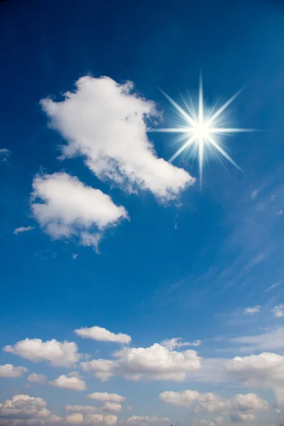 Солнечные лучи и облака на небе — стоковое фото