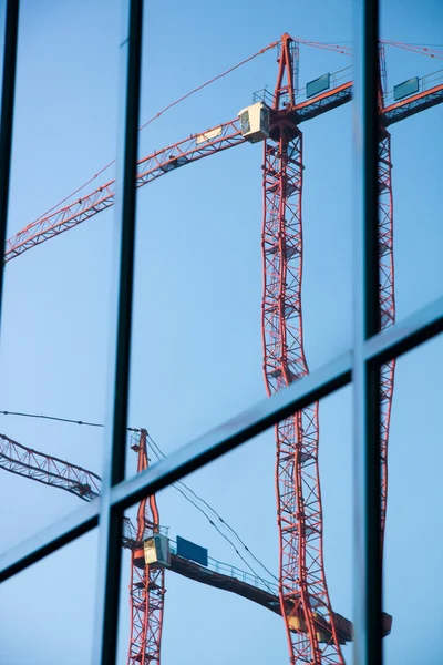 Construção guindastes reflexão — Fotografia de Stock