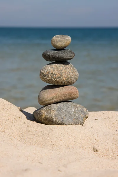 Kamienie ułożone na plaży — Zdjęcie stockowe