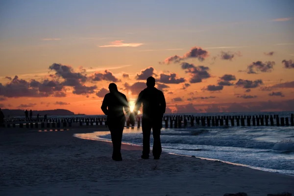 Silhouet van het paar op strand — Stockfoto