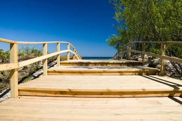 Muelle de madera cerca de playa —  Fotos de Stock