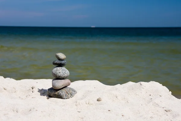 Pebbles empilhados na praia — Fotografia de Stock