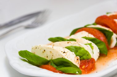 plaka üzerinde Caprese salatası