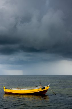 balıkçı teknesi ve fırtınalı gökyüzü