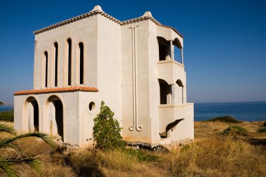 kıyı üzerinde küçük Yunan ev